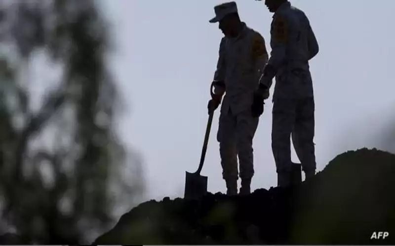 جهود مكثفة لإنقاذ 10 عمال محاصرين