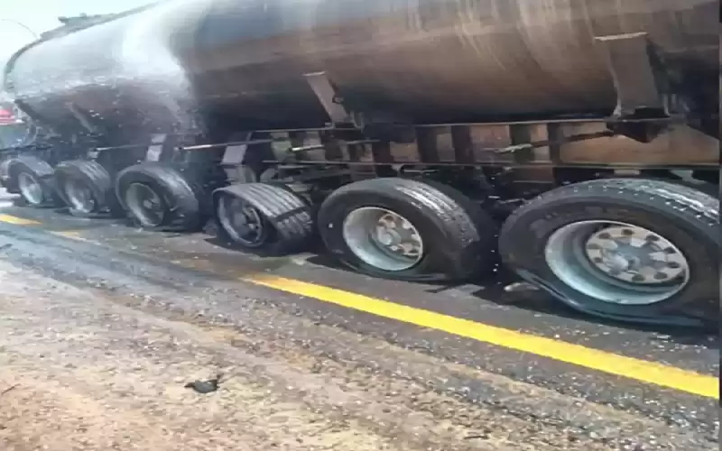 السيطرة على حريق صهريج محمل بمادة