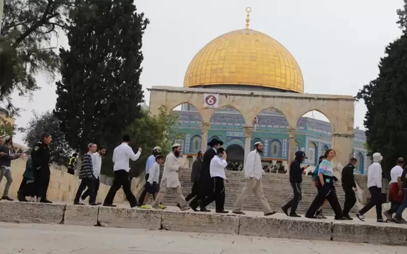 مئات المستوطنين يقتحمون المسجد الأقصى ويؤدون