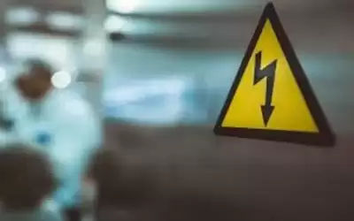 صعقة تصيب طفلا بحروق في العقبة