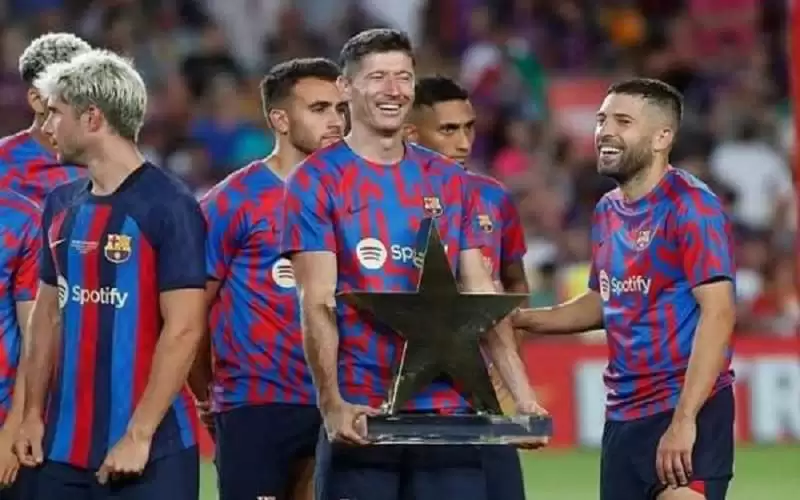 ليفاندوفسكي يكشف .. كيف رد على