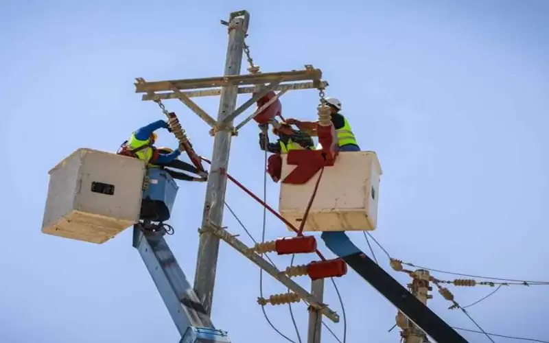 كهرباء اربد تعزل أعمدتها بمنطقة الأكيدر