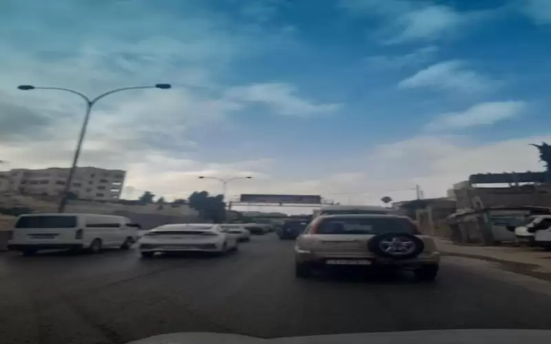 أزمة مرورية اثر تعطل مركبة تركها