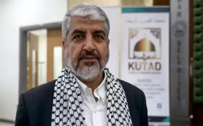خالد مشعل يزور قبر والديه بعمان