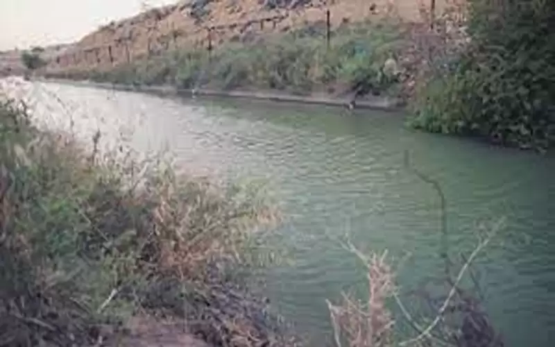 انتشال مركبة سقطت بقناة الملك عبد