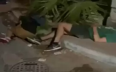ظهروا في فيديو يفترشون الأرض.. شبان