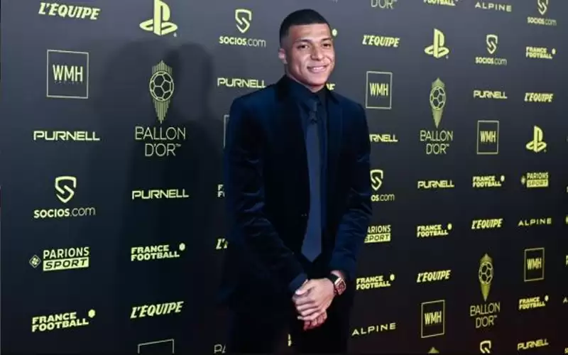 مبابي يختار ثلاثة مرشحين لحصد جائزة