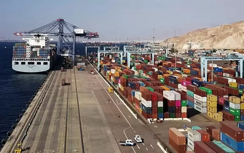 تلوث محدود بمادة زيتية في رصيف