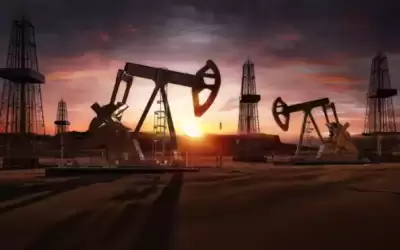 النفط يتراجع لأدنى مستوى في 6