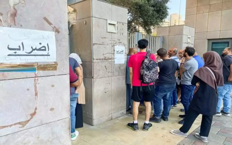 لبنان: إصابة القطاع العام بالشلل مع