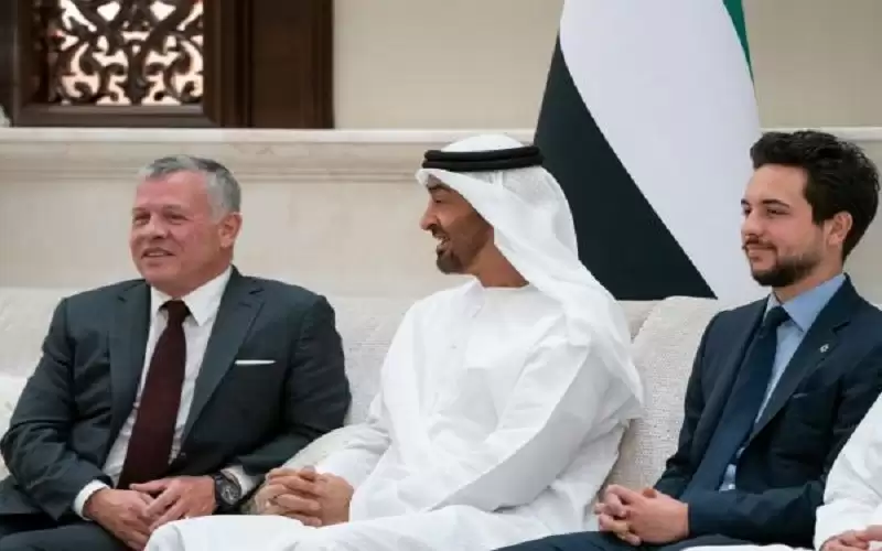 آل نهيان يهنئ هاتفيا الملك بخطوبة