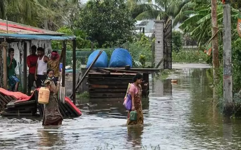 عشرات الضحايا في فيضانات وانهيارات مرعبة