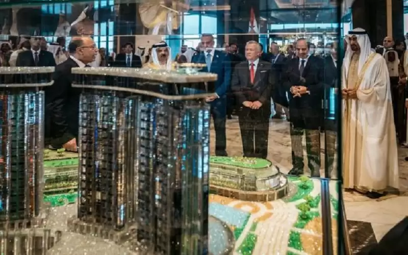 الملك يطلع على أحد المشاريع السياحية