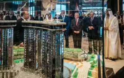 الملك يطلع على أحد المشاريع السياحية