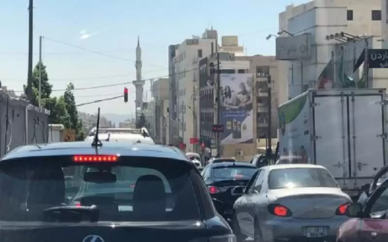 اصابات وازدحام مروري بتصادم مركبتين داخل