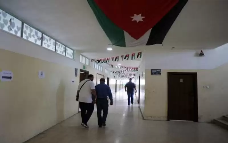 137 ألف معلم و35 ألف إداري