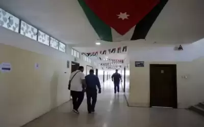 137 ألف معلم و35 ألف إداري