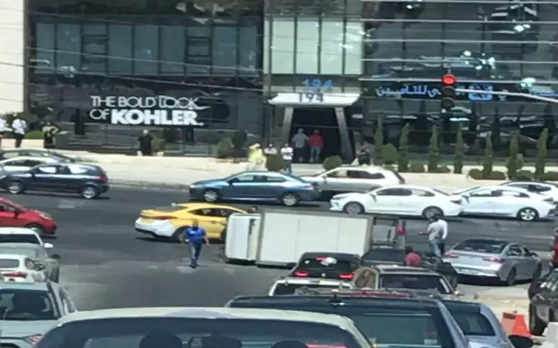 انقلاب مركبة شحن في عبدون