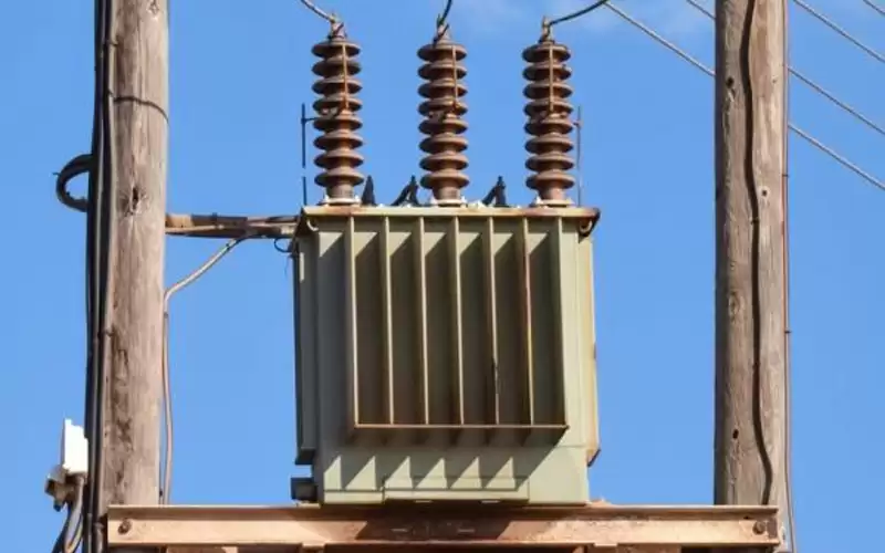 حريق محول كهربائي يقطع التيار عن