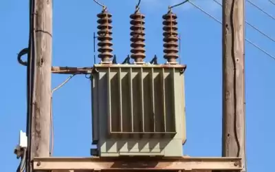 حريق محول كهربائي يقطع التيار عن