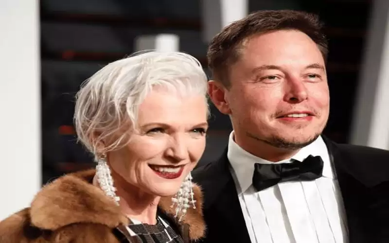 والدة الملياردير إيلون ماسك: أنام في