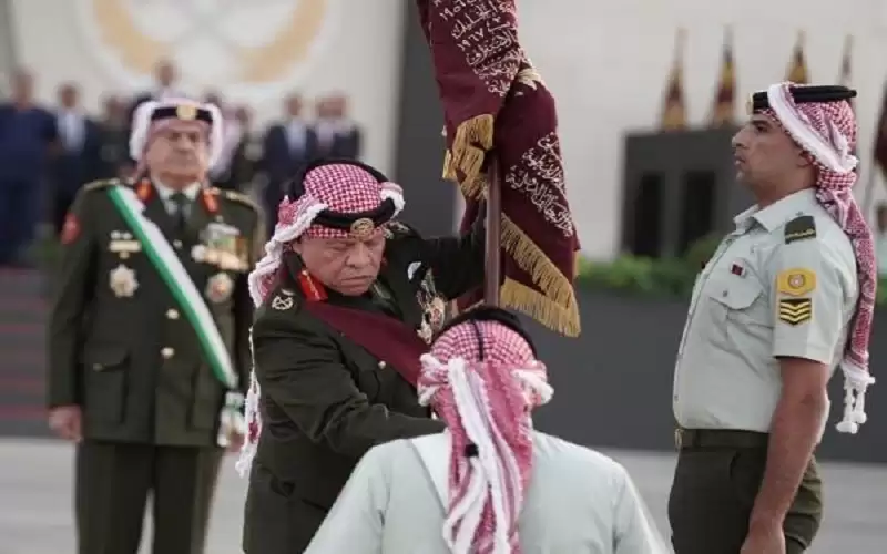 الملك يرعى احتفال الجيش لتسليم علم