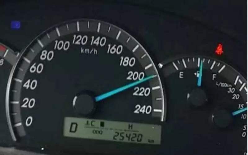 ضبط مركبة تسير بسرعة 215 كلم