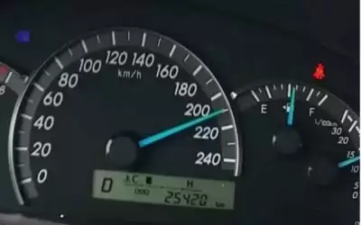 ضبط مركبة تسير بسرعة 215 كلم