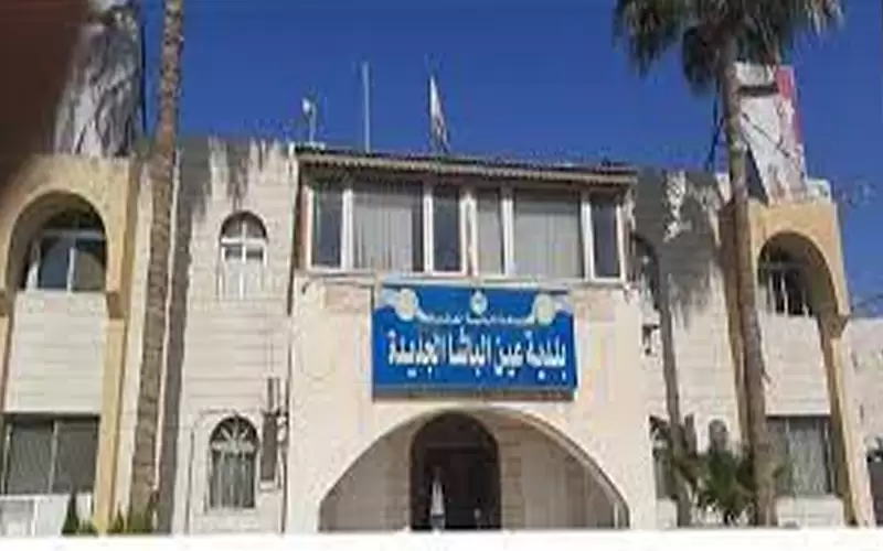 بلدية عين الباشا.. موظفون يعتدون على