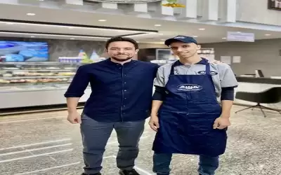 ولي العهد يهنئ عامل الحلويات أيوب