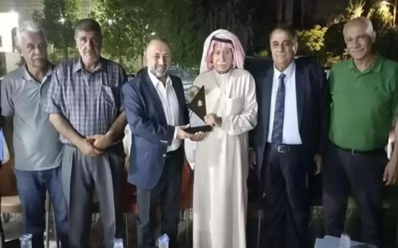 الوحدات يكرم الفايز لمواقفه الداعمة لفلسطين