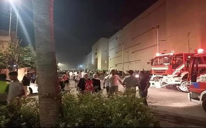 إصابات بحريق مول تجاري في عمان