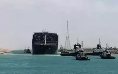 تعويم سفينة بعد جنوحها في قناة