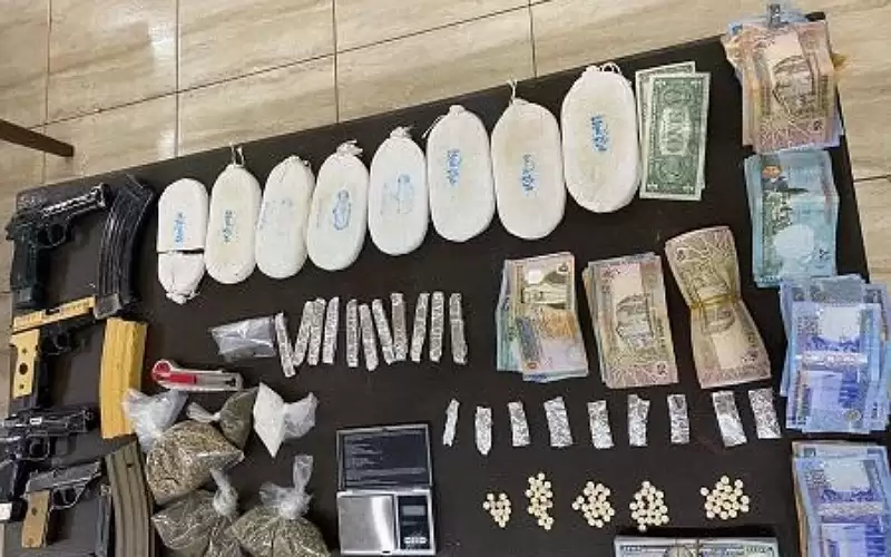 القبض على 4 مطلوبين ومروجي مخدرات