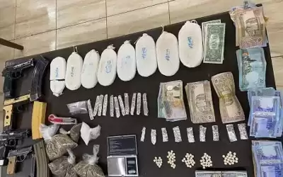 القبض على 4 مطلوبين ومروجي مخدرات