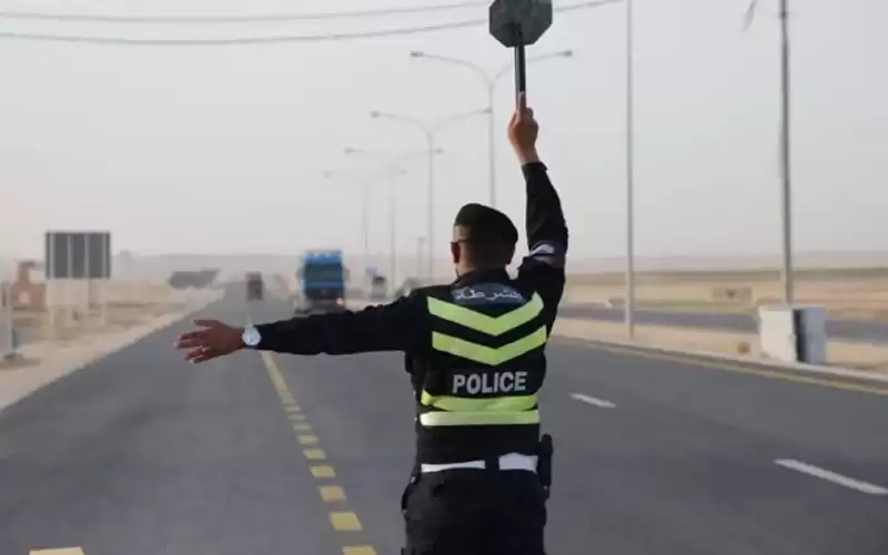 ضبط حدث يتدرب على قيادة مركبة