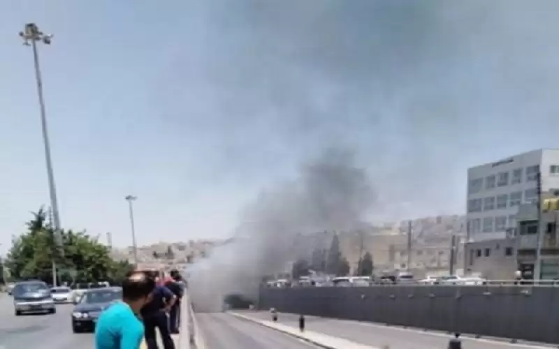 احتراق مركبة نقل يتسبب بازدحام مروري