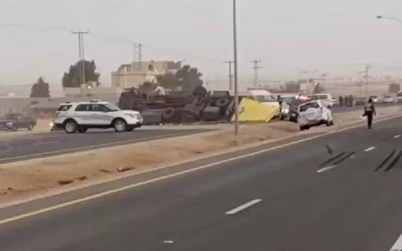 وفاة سائق مركبة شحن بحادث تدهور