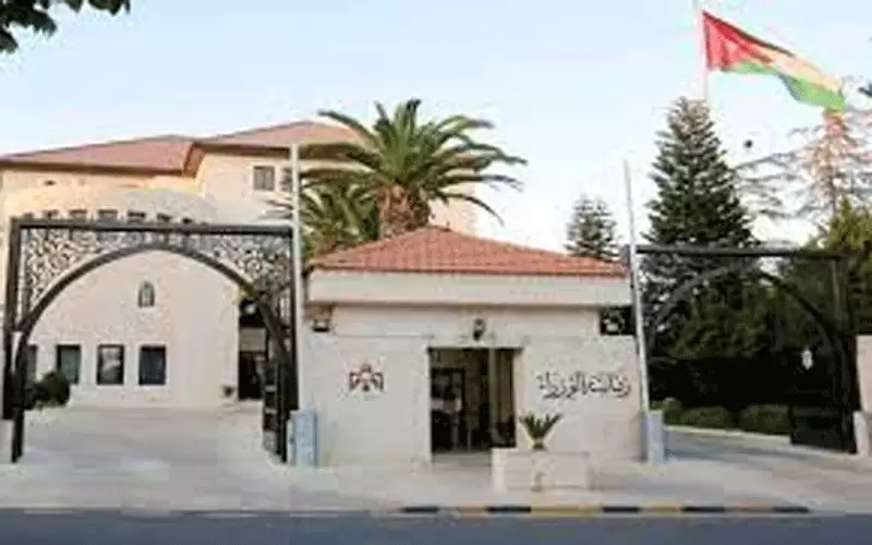 ما الذي يجري؟…(نادي الرؤساء) بينمعتكف وناقد