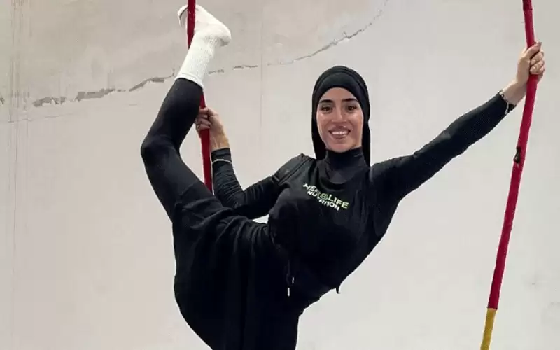 لارا: تؤدي ألعابا أكروباتية في سيرك