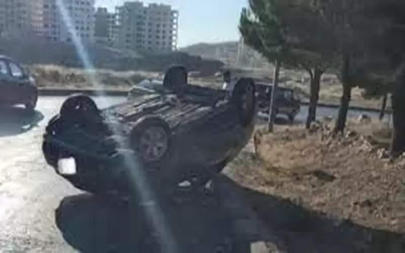5 إصابات بحادث تدهور مركبة في