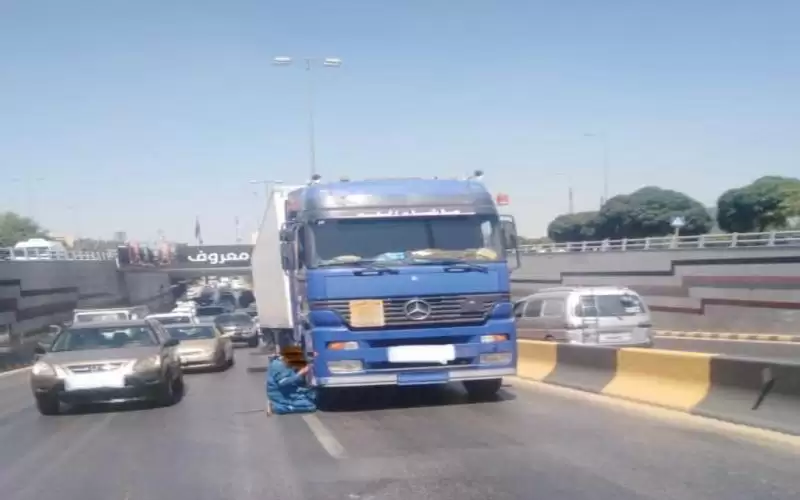 تعطل مركبة شحن يخلق ازدحاما مروريا