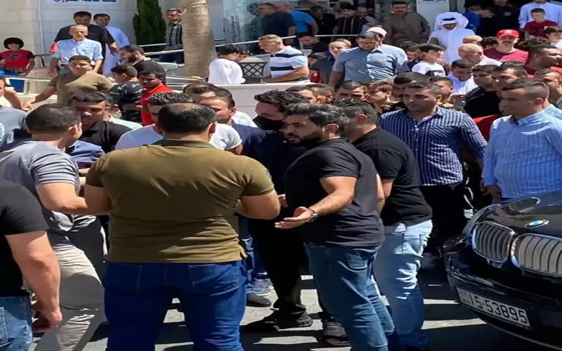 ولي العهد يؤدي صلاة الجمعة في