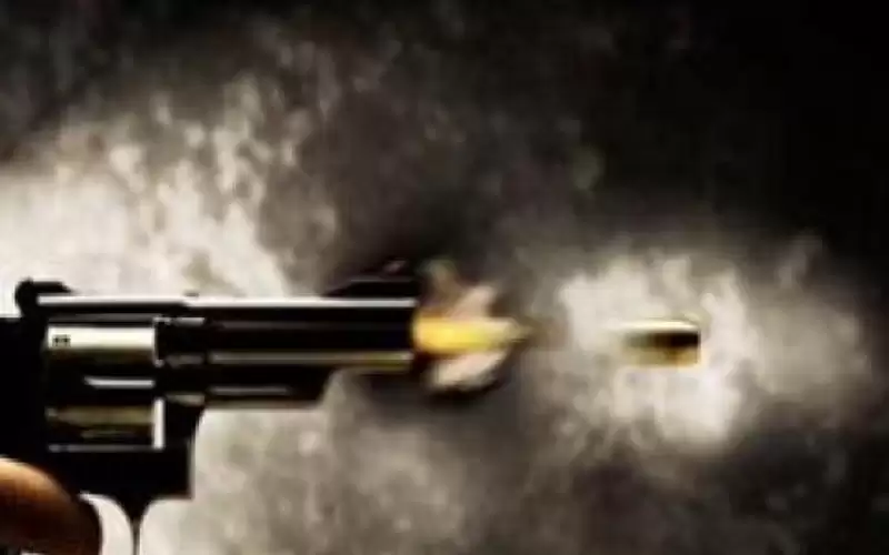 مواطن يطلق النار على أبنائه الثلاثة