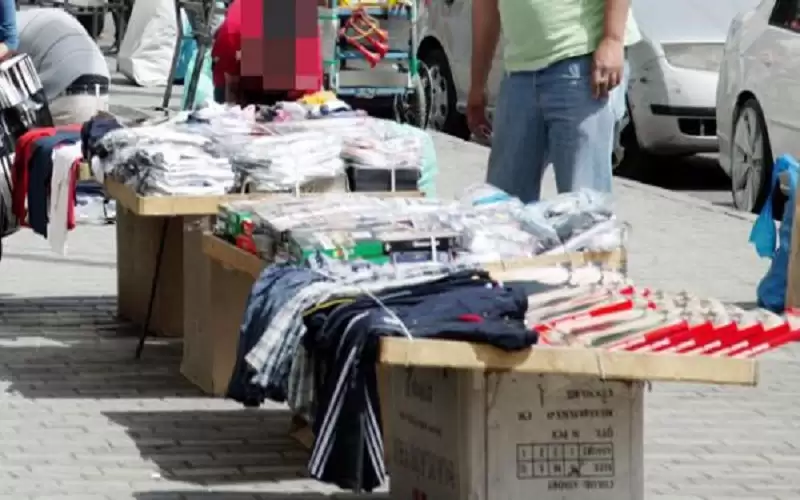 حملة لإزالة بسطات الباعة المتجولين المخالفين