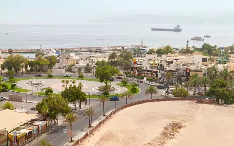 إغلاقات لطرق وتواجد أمني وصافرات انذار