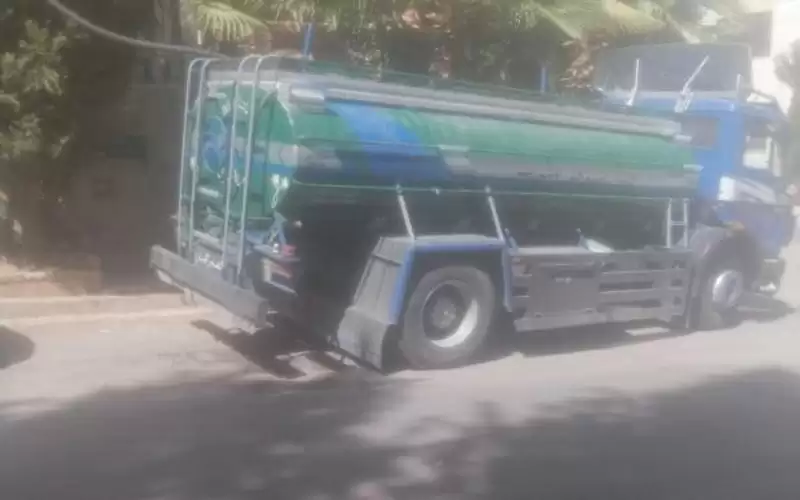 ضبط حدث يقود صهريج مياه بالقرب