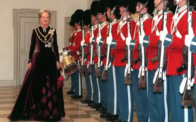 ملكة أوروبا الوحيدة الباقية تحتفل بصمت