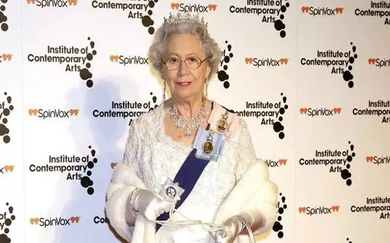 شبيهة الملكة إليزابيث الثانية تصدم العالم