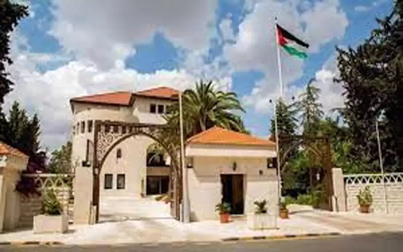 الحكومة تبقي العمل بالتوقيت الصيفي طيلة